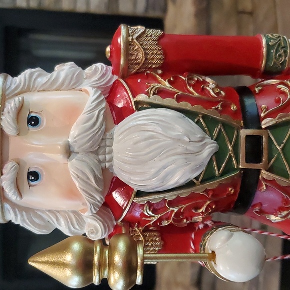 Gorgeous Musical Snowglobe Nutcracker-NWT - Picture 6 of 11